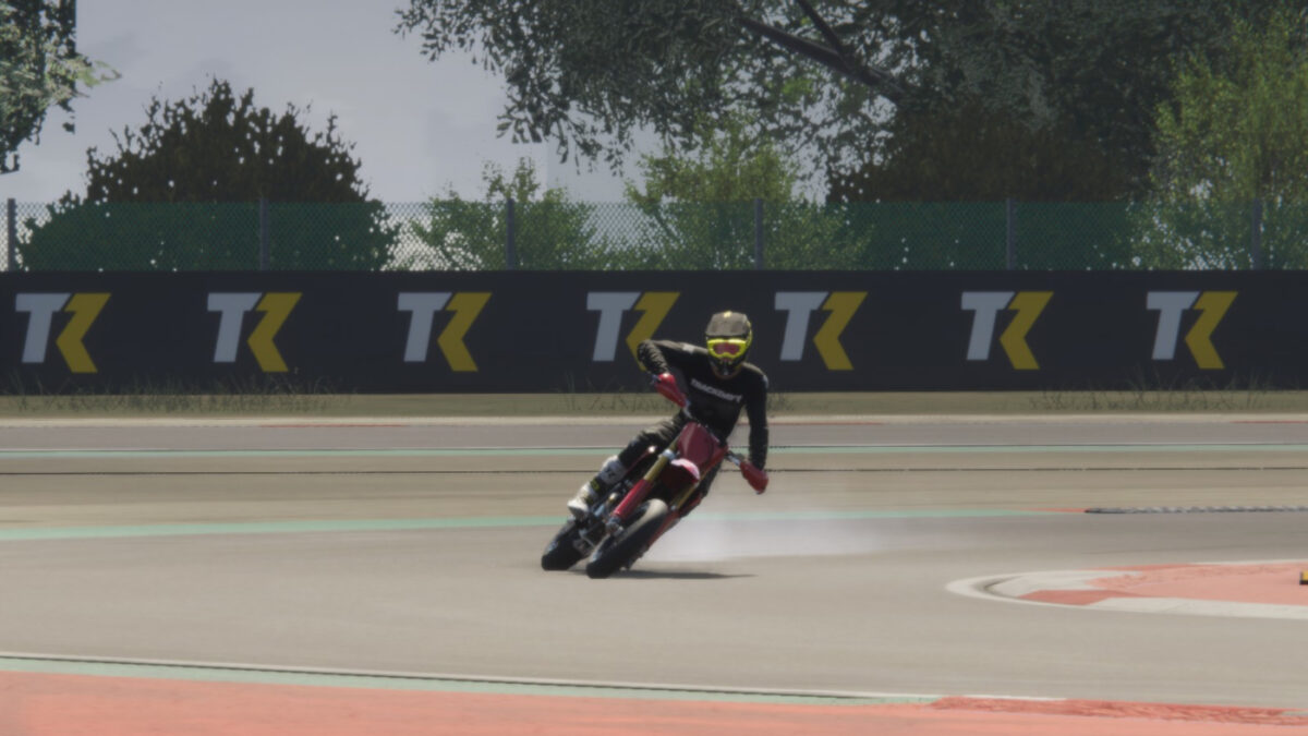 TrackDayR Update 1.0.1.101.85 adds new tracks and bikes, including two supermoto motorcycles